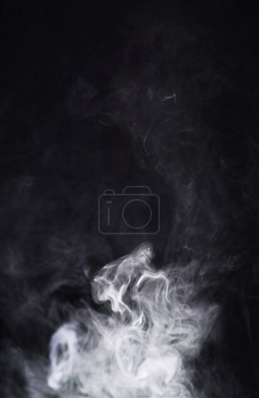 Foto de Humo png, fondo blanco y transparente y niebla con la contaminación abstracta remolino sin personas. Nube, el arte y el patrón de vapor en el aire con aislado, fumar e incienso creatividad con el movimiento. - Imagen libre de derechos