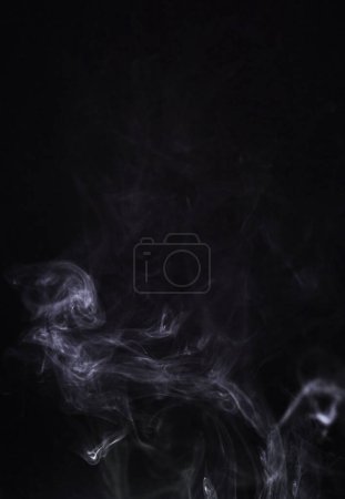 Foto de Niebla de humo, fondo transparente y fondo png con la contaminación abstracta remolino sin personas. Esmog, arte y patrón de vapor en el aire con aislado, fumar e incienso creatividad con movimiento. - Imagen libre de derechos