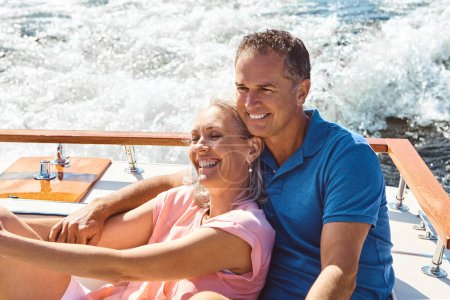 Téléchargez les photos : Eau détente retraite. un couple d'âge mûr profitant d'une promenade en bateau relaxante - en image libre de droit