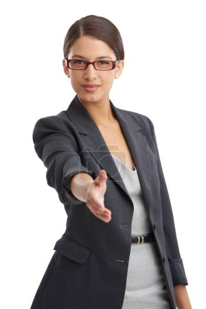 Téléchargez les photos : D'accord. Portrait d'une femme d'affaires étendant la main en saluant dans le studio - en image libre de droit