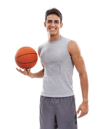Téléchargez les photos : Il cherche un jeu. Portrait d'un beau jeune sportif tenant une balle de basket dans une main sur un fond blanc - en image libre de droit