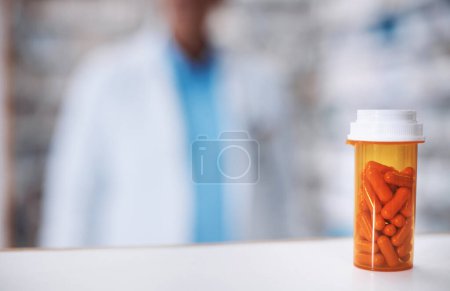 Foto de Para dolores y molestias. medicamentos en un mostrador en una farmacia - Imagen libre de derechos