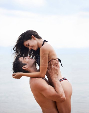 Foto de Tiempo de calidad en la playa. una pareja joven y cariñosa en la playa - Imagen libre de derechos