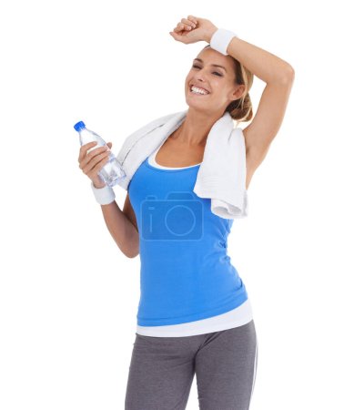 Téléchargez les photos : Wow, c'était un entraînement intense. Jeune femme en bonne santé tenant une bouteille d'eau minérale isolée sur du blanc - en image libre de droit