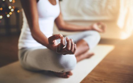 Foto de Mujer, manos y yoga en meditación para zen, bienestar espiritual o ejercicio saludable en alfombra de piso en casa. Mano de yogui femenino tranquilo en meditación para relajarse, mente y salud en conciencia para el bienestar. - Imagen libre de derechos
