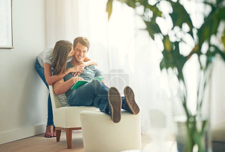 Téléchargez les photos : Se détendre ensemble à la maison. un jeune couple affectueux profitant de leur journée à la maison ensemble - en image libre de droit
