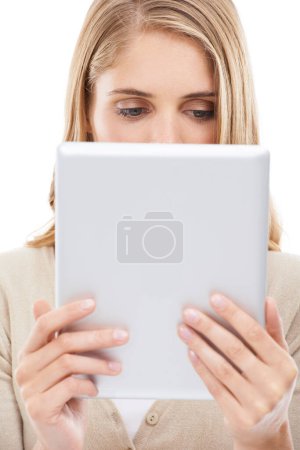 Foto de Absorbido por la web. Foto de estudio de una mujer joven sosteniendo una tableta digital aislada en blanco - Imagen libre de derechos