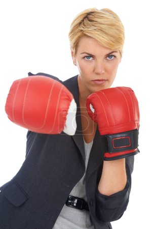 Téléchargez les photos : Shell se bat pour ses affaires. Portrait d'une jeune femme portant des gants de boxe - en image libre de droit