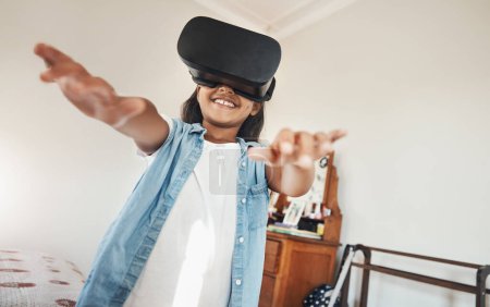 Téléchargez les photos : C'est si réel. une jeune fille utilisant un casque de réalité virtuelle à la maison - en image libre de droit