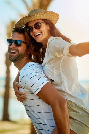 Foto de El verano fue hecho para la creación de memoria. una feliz pareja joven disfrutando de un paseo a cuestas en un día de verano al aire libre - Imagen libre de derechos