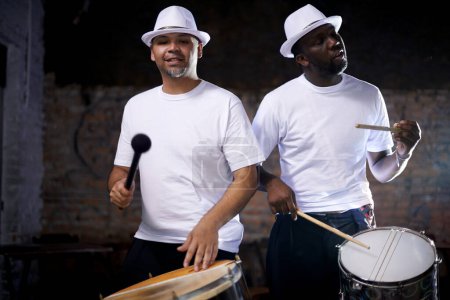 Foto de Siente el ritmo del carnaval. Retrato de una banda tocando sus instrumentos de percusión en un escenario brasileño - Imagen libre de derechos