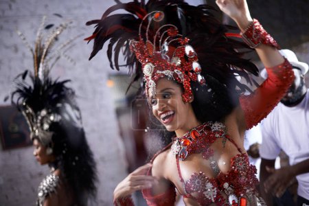 Reina del baile glamoroso. dos hermosas bailarinas de samba actuando en un carnaval con su banda
