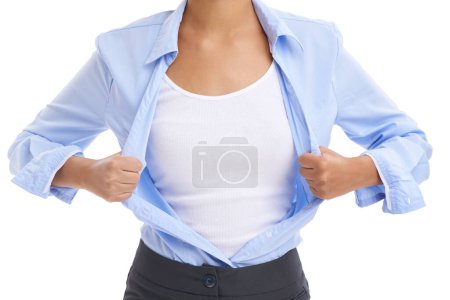 Téléchargez les photos : Shell lutte pour la justice des entreprises. une femme d'affaires déchirant ouvrir sa chemise pour révéler l'espace de copie - en image libre de droit