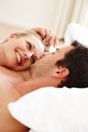 Foto de Eres mi amor. Una pareja joven y cariñosa descansando en la cama juntos - Imagen libre de derechos