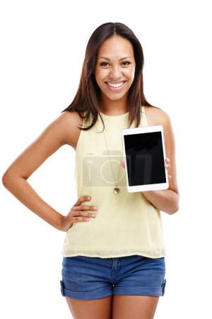 Foto de Hasta la fecha dondequiera que vaya. Retrato de una joven atractiva sosteniendo una tableta digital aislada en blanco - Imagen libre de derechos