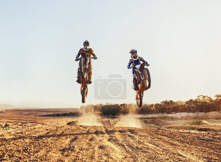 Téléchargez les photos : Enfin... un défi. Un cliché de deux motocross en course côte à côte - en image libre de droit