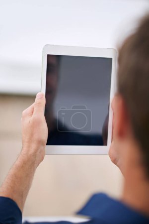 Foto de Siempre está conectado. Sobre el hombro de un hombre usando una tableta digital - Imagen libre de derechos