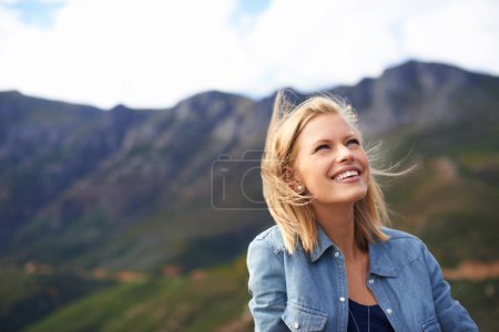 Téléchargez les photos : Randonnée dans les montagnes. Une belle blonde relaxante dans un cadre montagneux - en image libre de droit