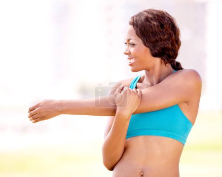 Téléchargez les photos : Santé, fitness et femme heureuse étirant les bras en plein air pour courir, s'entraîner ou s'entraîner sur fond flou. Sourire, échauffement et étirement du bras par la coureuse africaine dans le parc pour la course cardio avec espace. - en image libre de droit
