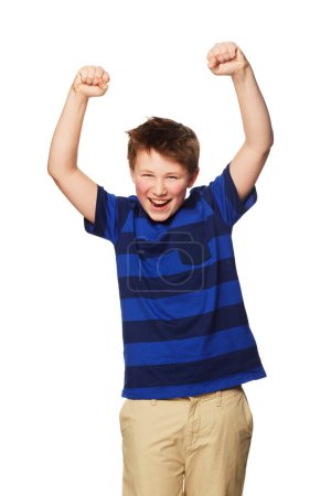 Foto de Retrato, celebración y niño emocionado con las manos levantadas en el estudio aislado sobre un fondo blanco. Niño, ganador y niño feliz celebrar el logro, el éxito o la victoria, la felicidad y la victoria - Imagen libre de derechos