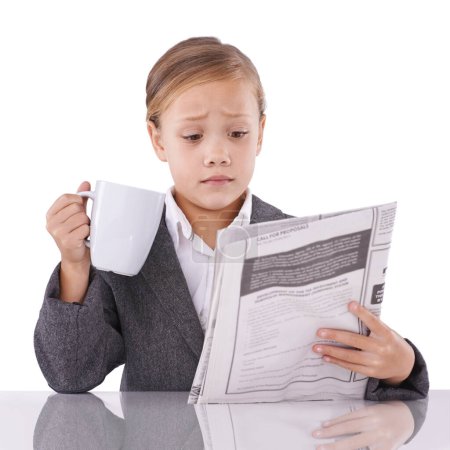 Foto de No me gustan estos titulares. Captura de estudio de una linda niña leyendo el periódico mientras finge ser una adulta - Imagen libre de derechos