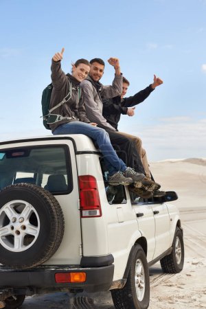Foto de No hay nada como un viaje en carretera con amigos. un grupo de amigos sentados en su coche durante un viaje - Imagen libre de derechos