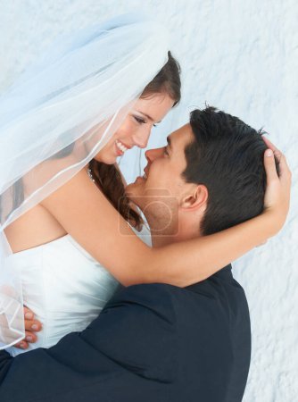 Téléchargez les photos : Tu es mon seul véritable amour. Un marié soulevant sa magnifique mariée dans les airs et lui souriant - en image libre de droit