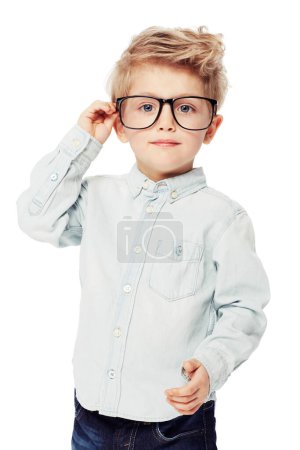 Téléchargez les photos : Nerd ou geek, portrait de jeune enfant avec des lunettes et en fond blanc. Enfant intelligent ou intelligent, sérieux et isolé ajustant ses lunettes en tant qu'étudiant confiant dans un contexte de studio. - en image libre de droit