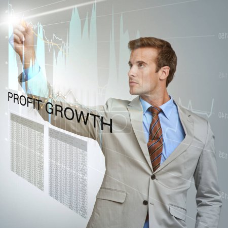 Foto de Haciendo un gráfico de su crecimiento de ganancias. un hombre de negocios que utiliza una interfaz digital - Imagen libre de derechos