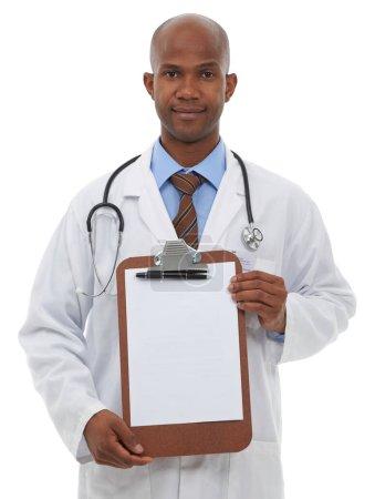 Foto de Este portapapeles está reservado para su espacio de copia. Un joven médico sosteniendo un portapapeles en blanco reservado para el espacio de copia - Imagen libre de derechos
