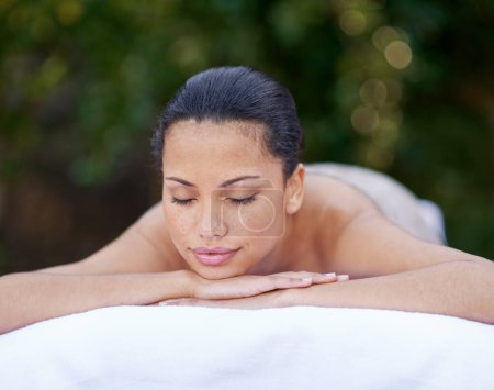Foto de Está lista para un masaje relajante. una atractiva joven tumbada en su frente sobre una mesa de masaje - Imagen libre de derechos