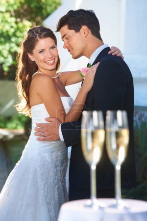 Foto de Hora del brindis. felices jóvenes recién casados con copas de champán en primer plano - Imagen libre de derechos
