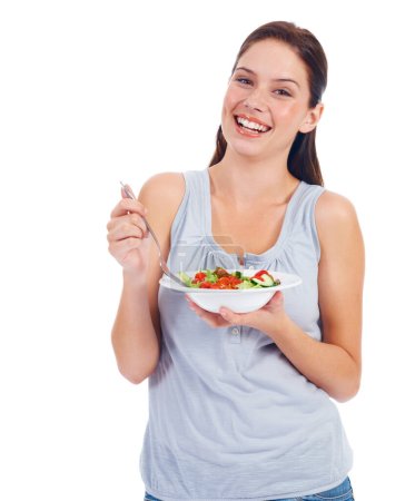 Feliz retrato, estudio y mujer con ensalada para adelgazar, salud vegana o verduras en estilo de vida wellness. Comedero, nutricionista y modelo de salud comiendo aislado sobre fondo blanco.