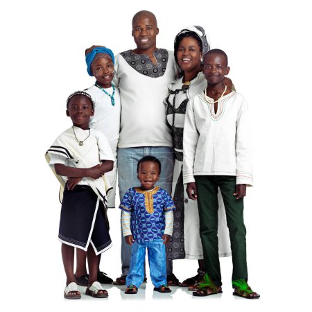 Téléchargez les photos : Transmettre leur culture. Plan studio d'une famille africaine traditionnelle isolée sur blanc - en image libre de droit