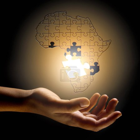 Téléchargez les photos : Gros plan, l'Afrique et la main avec un puzzle, le développement et la résolution de problèmes pour la croissance, l'avenir et la planification. Zoom, doigts ou personne avec symbole, solidarité et soutien à l'innovation et aux solutions mondiales. - en image libre de droit
