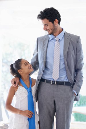 Foto de Es el mejor padre. un hombre de negocios padre e hija mirándose cariñosamente el uno al otro - Imagen libre de derechos