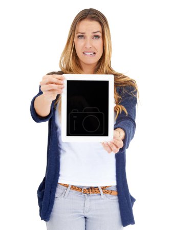 Téléchargez les photos : Qu'en penses-tu ? Plan studio d'une jeune femme tenant une tablette numérique - en image libre de droit