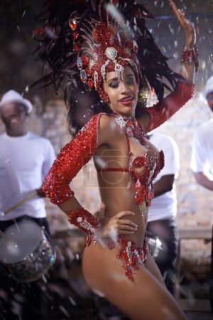 Sexy reina de samba. una hermosa bailarina de samba actuando en un carnaval con su banda