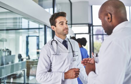 Foto de ¿Cuál es su opinión experta, doctor? dos doctores discutiendo en un hospital - Imagen libre de derechos