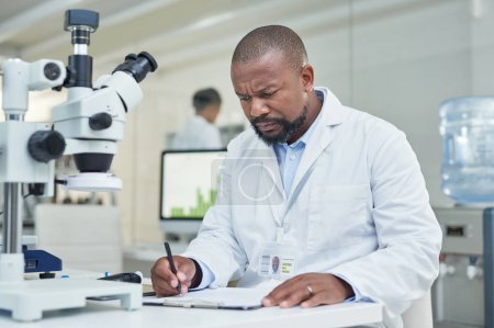 Foto de La precisión es clave. un científico maduro revisando el papeleo en un laboratorio - Imagen libre de derechos
