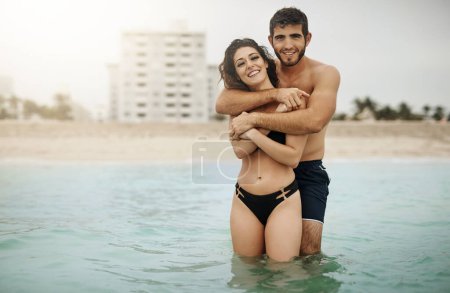 Foto de Nada puede interponerse entre nuestro amor. una pareja cariñosa pasando algún tiempo en el agua - Imagen libre de derechos