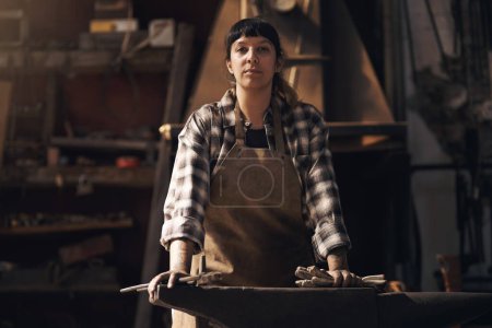 Téléchargez les photos : Un talent croissant dans l'industrie manufacturière. Portrait d'une jeune femme confiante travaillant dans une fonderie - en image libre de droit