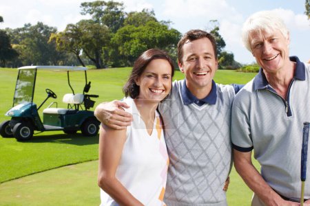 Téléchargez les photos : Le golf est une partie importante de leur relation. Compagnons de golf souriants sur le vert avec leur voiturette de golf en arrière-plan - en image libre de droit