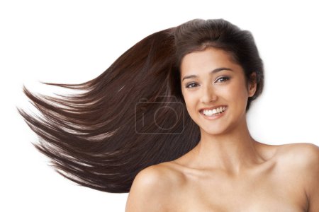 Foto de El cabello sano me hace feliz. Una atractiva joven con hermoso cabello largo aislado en blanco - Imagen libre de derechos