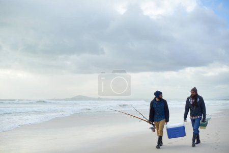 Foto de Compañeros de pesca. dos amigos que van a pescar en una mañana nublada temprano - Imagen libre de derechos