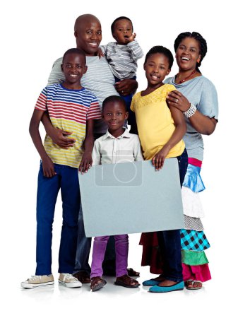 Téléchargez les photos : À travers les générations. Photo studio d'une famille africaine heureuse tenant un tableau blanc, isolée sur du blanc - en image libre de droit