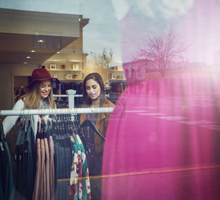Foto de Mientras podamos ir de compras, estuvimos bien. dos mejores amigos de compras en una tienda de ropa - Imagen libre de derechos
