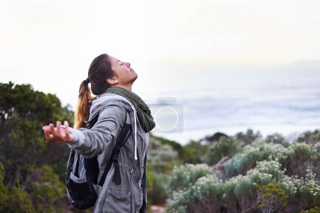 Téléchargez les photos : Libre dans les montagnes. une jeune randonneuse séduisante profitant du plein air - en image libre de droit