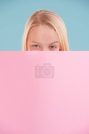 Foto de Aquí tienes el lugar perfecto para tu marca. Una linda niña sosteniendo copyspace colorido - Imagen libre de derechos