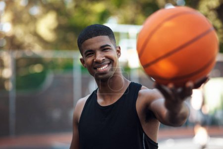 Foto de Es un aspirante a atleta. Retrato de un joven deportivo de pie en una cancha de baloncesto - Imagen libre de derechos
